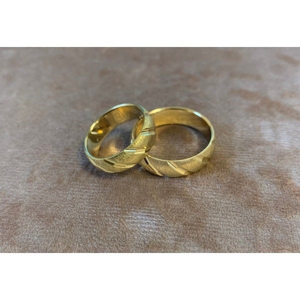 Vielsesringe i guld fra Scrouples med mat overflade og blanke riller – 6 mm